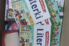 Kiermasz książek w bibliotece szkolnej przy Szkole Podstawowej im. Jana Pawła II w Jerzmanowej 