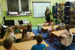 Klasa 2c w szkolnej bibliotece